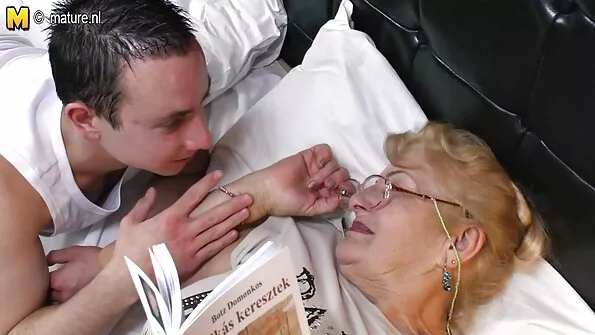 Пичът довърши лицето на красавицата по време на страстно porno sex klipove полюшване.