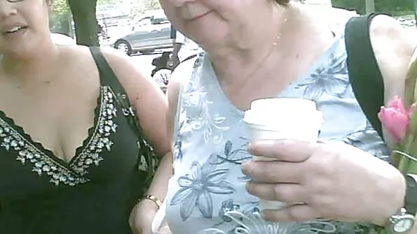 Харли Кинг шумно смука член и свършва bezplatni porno klipove три пъти.