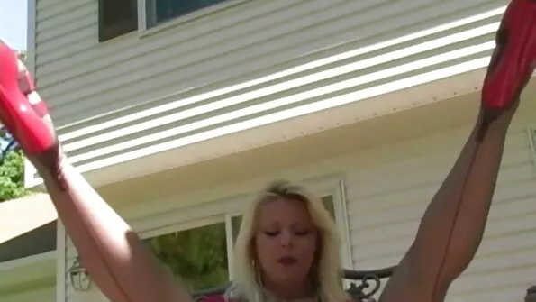 Момичето не беше ли вкъщи? Ще й чукам съседа!. bezplatni porno klipove