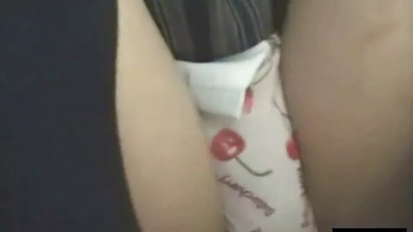 Учителят накара глупавия побойник да я оближе porno klipove anal по дупето.