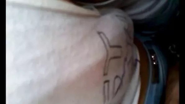 Великденска майна сред боядисани porno klipove s lelki яйца.