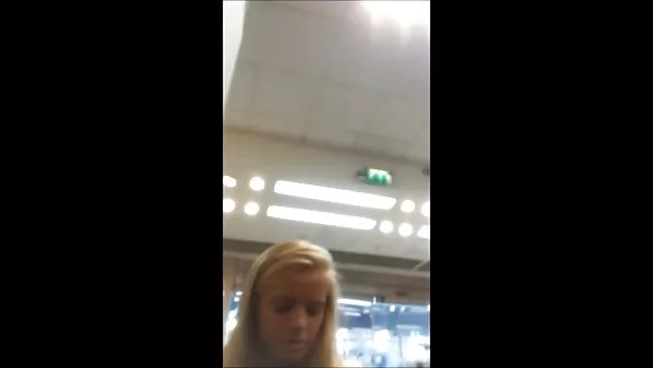 Тя се облече като медицинска сестра и третира човек с путка от корона bezplatni porno klipove .