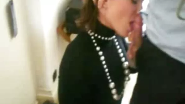 Масажистът почти припадна, когато видя голия приятел на жена си на bgpornoklipove дивана .