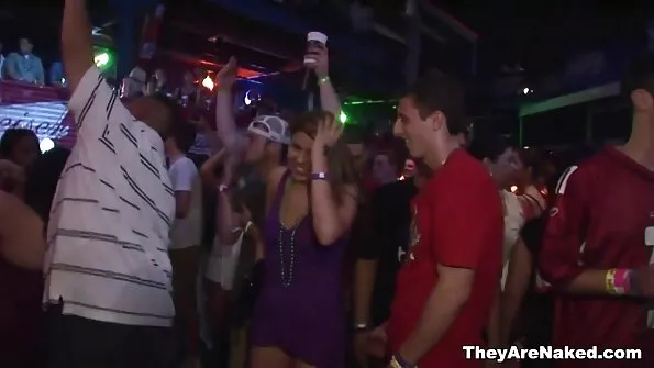 Брат убеди едрогърдата Мишел Джеймс да porno klipove bezplatno правят секс и се чука в банята.