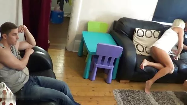 MILF изпищя толкова силно, че един съсед дойде да утоли сексуалната porno klipove bez registraciq й жажда.