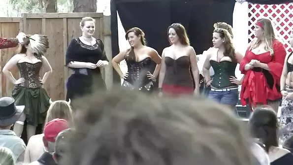 Той благодари на porno video klipove майстора със стегнато дупе за ремонта на колата.