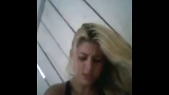 Тениска с pirno klipove кльощав Алекс Грей озари деня на две момчета.