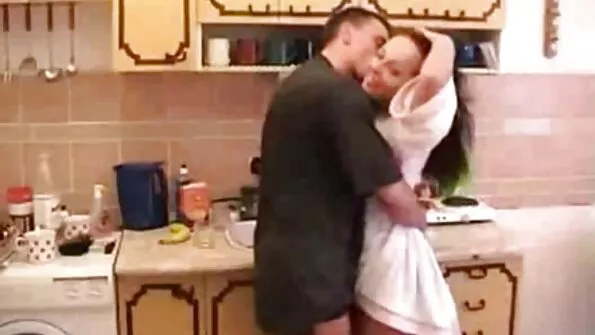 Едрогърда латина прави seks i porno klipove масаж, но не с ръце.