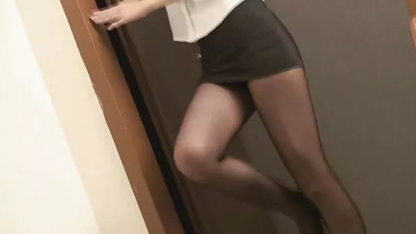 Брюнетката отиде до тоалетната и си направи групов секс sex i porno klipove с мускулести момчета.