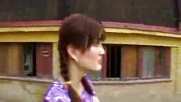 Огромното дупе на Рокси едва не смачка горкия неудачник. besplatno porno klipove