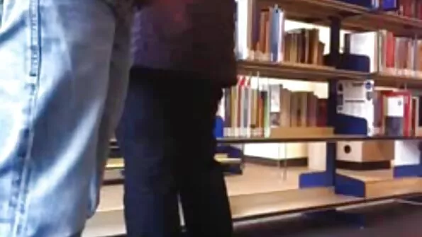 Една отчаяна блондинка и куп самонадеяни черни . besplatni porno klipove