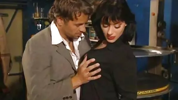 Изгори съсед за ръчна работа и реши да помогне. bezplatno porno klipove