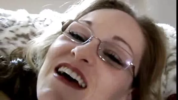 Едрогърдата мацка се чука с по-малкия си брат, а той го снима на besplatni porno klipove камера.