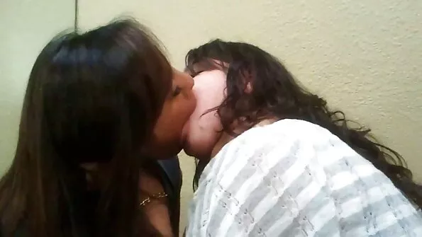 Мащехата се смили над porno klipove gratis маниака и го утеши на огромните си гърди.