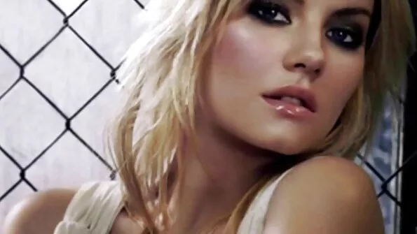 След душ съпругът чука жена си и свършва в лицето bezplatno porno klipove й.