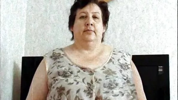 Лена Пол отново seks i porno klipove проблясва косматото си путе.