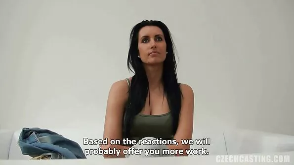 Трепти дупе върху nai novite porno klipove пениса, като зряла пеперуда.