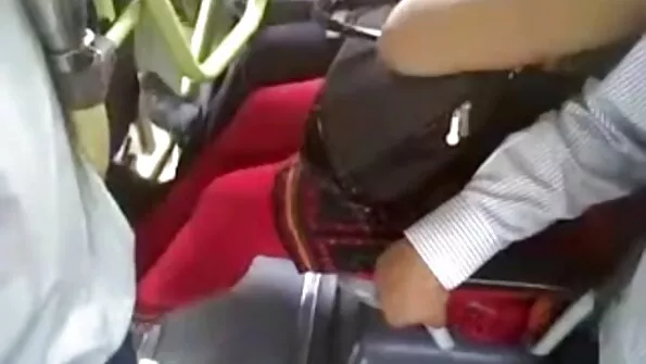 Използва брюнетка в ануса точно през шортите. klipove porno