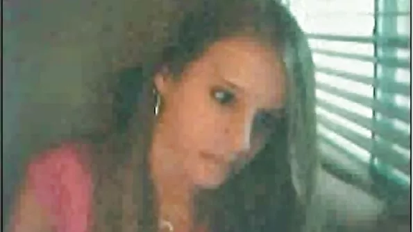 Човек чука обръснатата путка на търговски представител и свършва по корема besplatno porno klipove й.