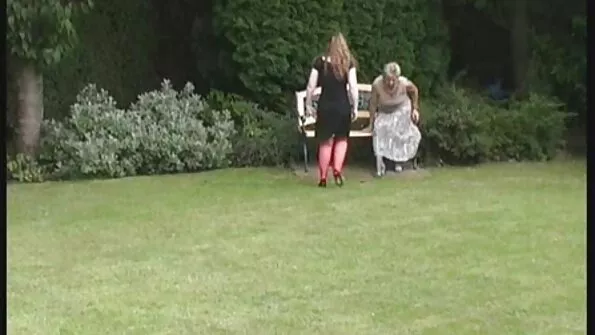 Момчета besplatno porno klipove се редуват да чукат стройни момичета в черни рокли в пучки.