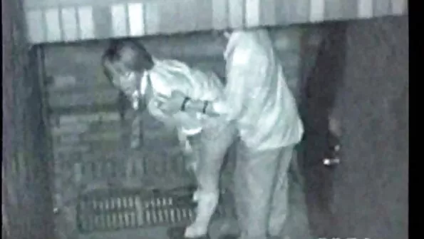 Момичето klipove s porno получава двойно проникване в чорапи и крещи от болка.