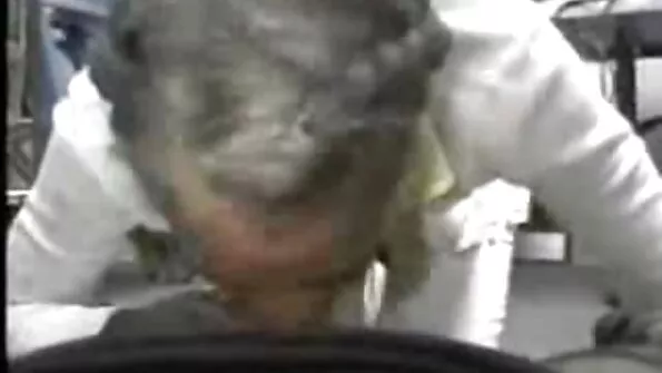 Мъж прецака приятелката на жена bezplatno porno klipove си и я доведе до оргазъм.