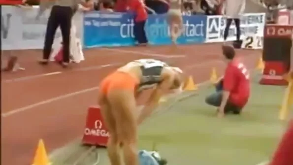 Очилатият пратеник се натъкна на гладна милф. porno sex klipove